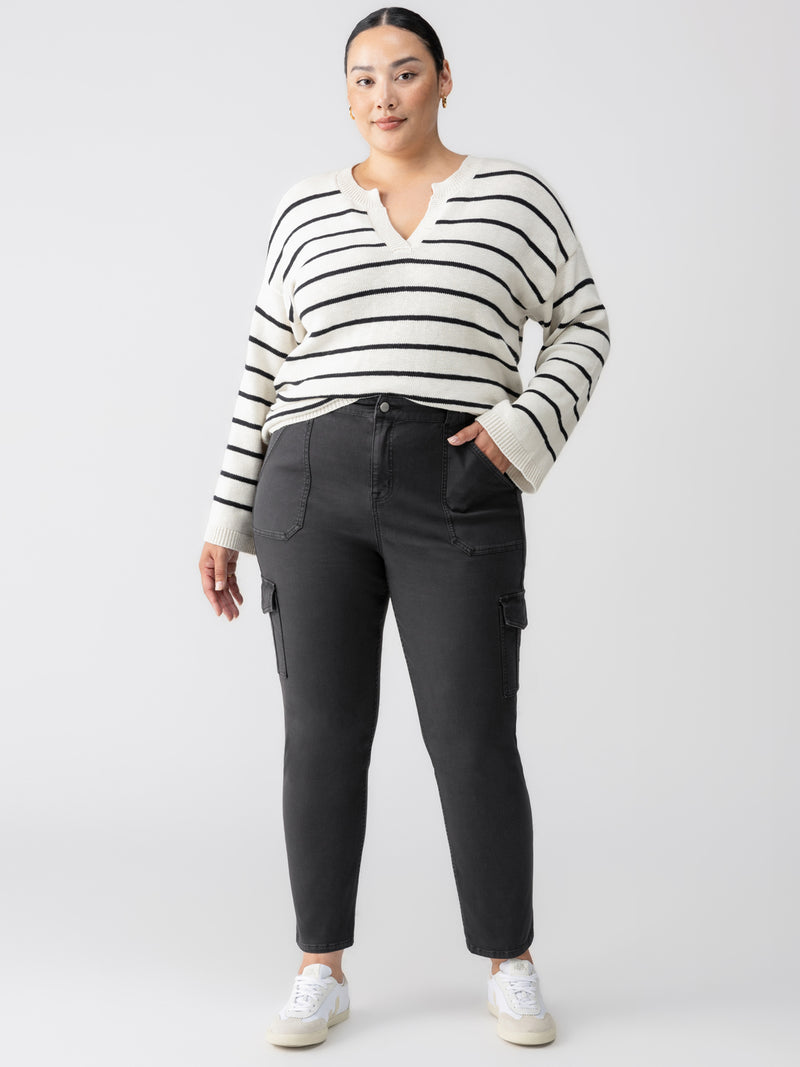 Sculpted Hayden Cargo Standard Rise Pant Black Extended Sizing alt 2