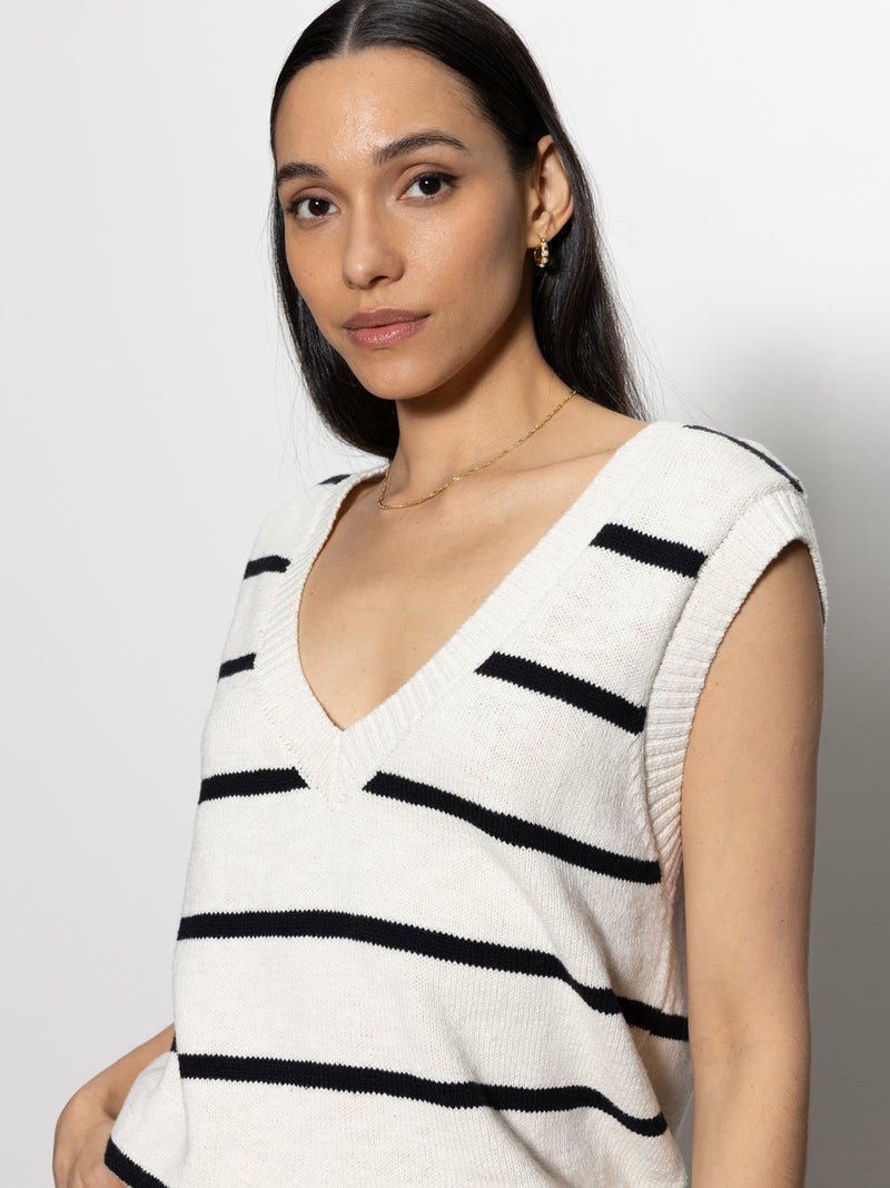 Boyfriend Sweater Vest Chalk with Black alt 3